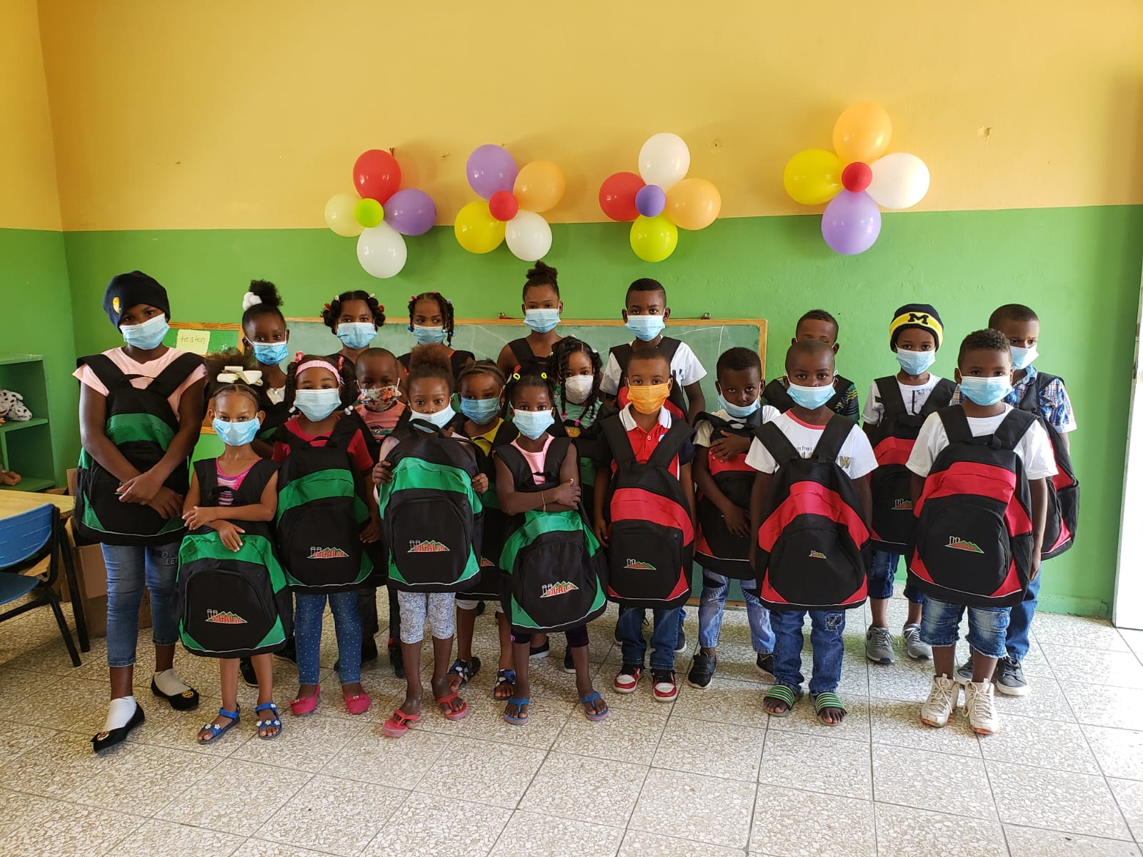 Estudiantes de la Escuela Emmanuel reciben útiles escolares por Docalsa
