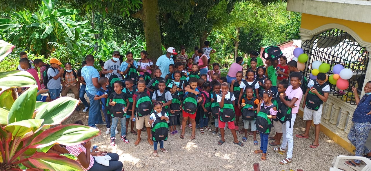 Docalsa entrega útiles escolares a niños de la comunidad del Pomier